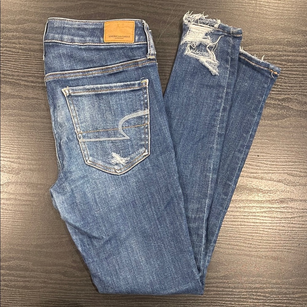 American Eagle Outfitters Women's Blue Distressed Jeans